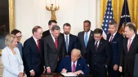 El presidente Donald Trump firma 3 proyectos de ley que apoyan a las industrias de automóviles y combustibles, el jueves 12 de junio de 2025, durante una ceremonia en el Salón Este de la