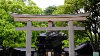 Una vista serena de la icónica puerta Torii en la entrada del santuario Meiji en Tokio, Japón.
