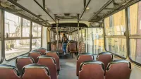 Explore el interior del tranvía vintage en Wrocław, destacando el tránsito urbano y el diseño retro.