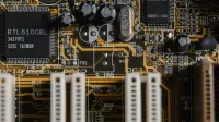 Vista detallada de una placa base con microchips y circuitos visibles.