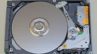 Este es un moderno disco duro Toshiba de 2,5 pulgadas (modelo MK6465GSX, 640 GB) abierto para exponer los platos.