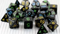 Dados de juego poliédricos negros utilizados para mazmorras y dragones y otros juegos de rol de mesa.