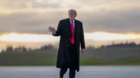 El presidente Donald J. Trump desembarca Marine One y aborda Air Force One en la base conjunta Elmendorf-Richardson en Anchorage, Alaska, martes 13 de octubre de 2026, en la ruta Harry Reid