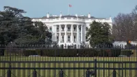 La Casa Blanca en Washington, DC, Estados Unidos, un símbolo del gobierno americano, adornada con decoraciones de invierno.