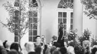 La Primera Dama Melania Trump camina a lo largo de West Colonnade antes de asistir a la Cumbre de Sitios Presidenciales de la Asociación Histórica de la Casa Blanca en el jardín de rosas