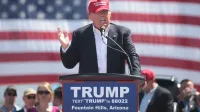 Donald Trump hablando en un mitin en Fountain Hills, Arizona.