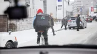 雪道をママチャリで配達するお姉さん。 20分後くらいに、まだ走っている姿に遭遇して 切なくなりました。ずっと登り坂だったでしょ・・・ ママチャリは辛かろうに・・・ がっつり稼いでMTB買おう！