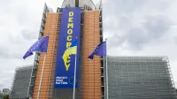 Banderas europeas y ucranianas ondeando frente al edificio Berlaymont