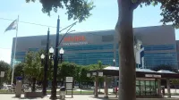 La entrada exterior frontal de Vivint Arena, ubicada en Salt Lake City, Utah.