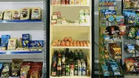 Una selección de bocadillos y bebidas envasados que se muestran en una tienda de Kazajstán que muestra diversas marcas.