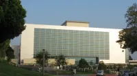 Frente de la torre clínica del nuevo hospital del edificio del Centro Médico del Condado de Los Ángeles/Universidad del Sur de California (LAC+USC), en Los Ángeles, California, abrió sus
