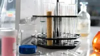 Primer plano de cristalería de laboratorio en un entorno de investigación científica.
