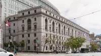 Elegante palacio de justicia neoclásico en San Francisco con banderas americanas afuera.