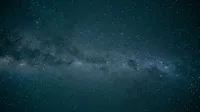 Captura de un cielo lleno de estrellas que destaca el esplendor de la Vía Láctea.