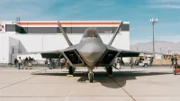 Vista frontal del avión de combate F-22 Raptor en exhibición en un espectáculo aéreo de Las Vegas.