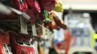 Detalle de alimentos ultraprocesados exhibidos en una tienda de conveniencia