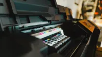 Vista detallada de cartuchos de tinta dentro de una impresora de inyección de tinta digital en un entorno de oficina.