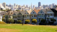 Vista de las icónicas damas pintadas con el horizonte de San Francisco en segundo plano.