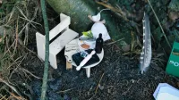 Escena en miniatura con una pequeña mesa y un banco en la base de un árbol.