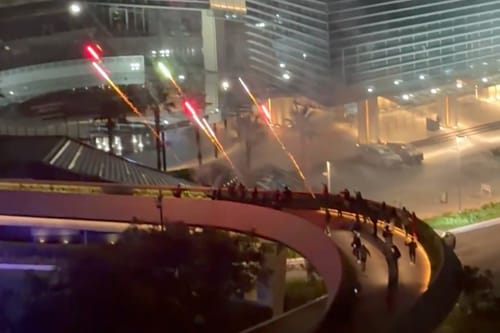 Serenata al hotel de Inglaterra: un streamer, pirotecnia y la policía en la puerta imagen del post
