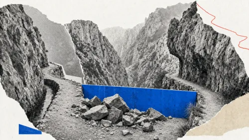 Collage editorial en blanco y negro de una garganta caliza con un sendero estrecho y un canal, bloqueado por un panel azul y piedras caídas.