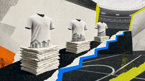 Tres camisetas de fútbol sin marcas descansan sobre pilas escalonadas de papeles junto a un campo y un estadio en collage.