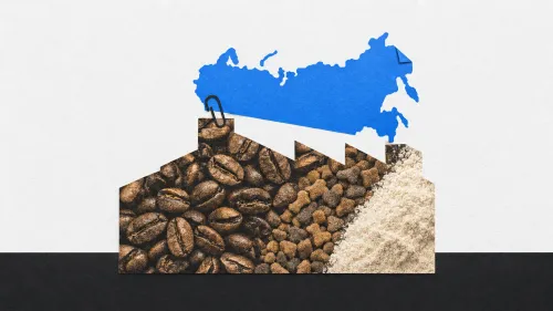 Una silueta azul de Rusia está unida con un clip a una fábrica rellena de granos de café, croquetas y polvo claro.