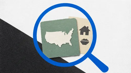 Una lupa azul rodea un rectángulo verde con una silueta de Estados Unidos y un papel crema con iconos de una casa y un cuenco de comida.
