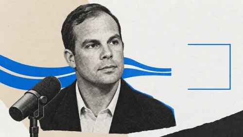 Retrato masculino en semitonos junto a un micrófono, con bandas azules interrumpidas antes de un recuadro abierto sobre fondo de papel.