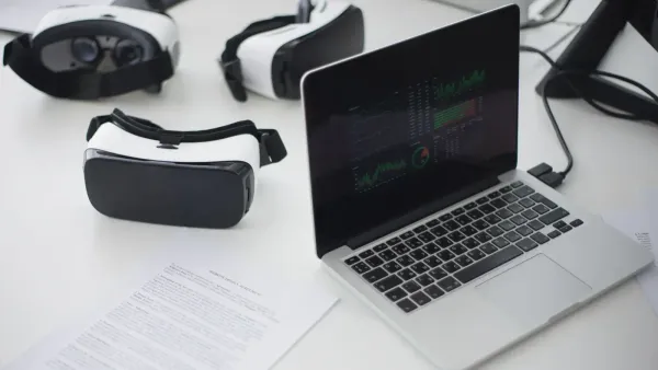 Espacio de trabajo moderno con auriculares portátiles y VR, ideal para temas tecnológicos.