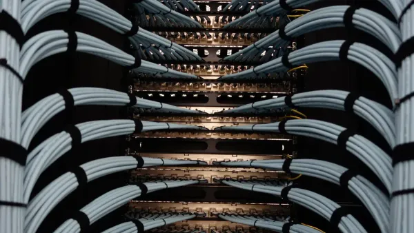Cables de servidor de red organizados para una gestión eficiente de los datos.