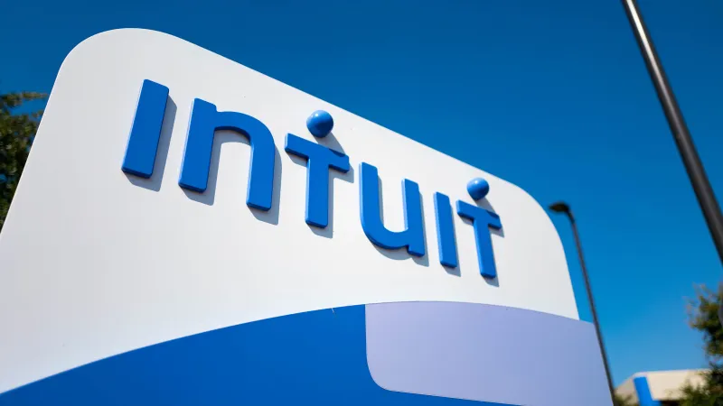 Intuit recortará 3,000 empleos y acelera su apuesta por IA con OpenAI y Anthropic imagen del post