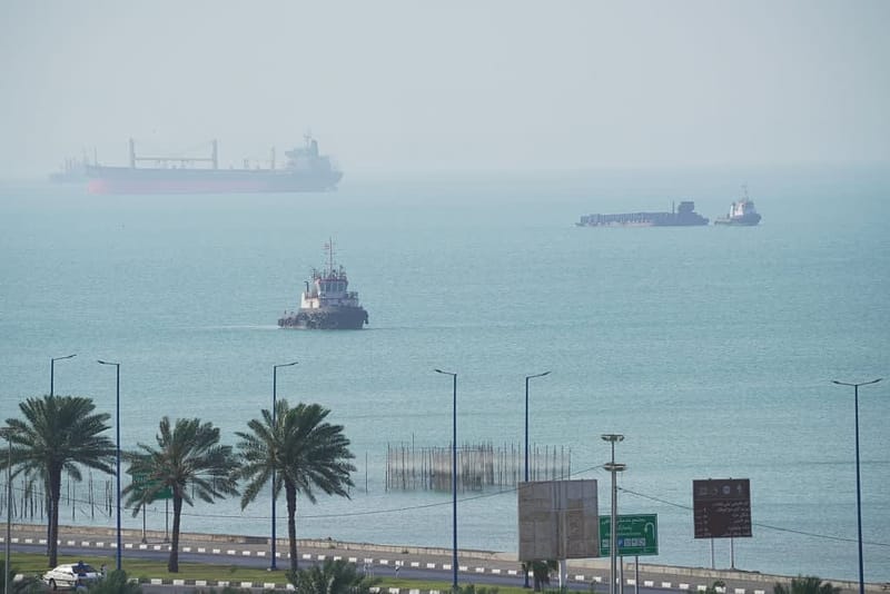 Acciones asiáticas suben mientras buques tanque cruzan el Estrecho de Ormuz