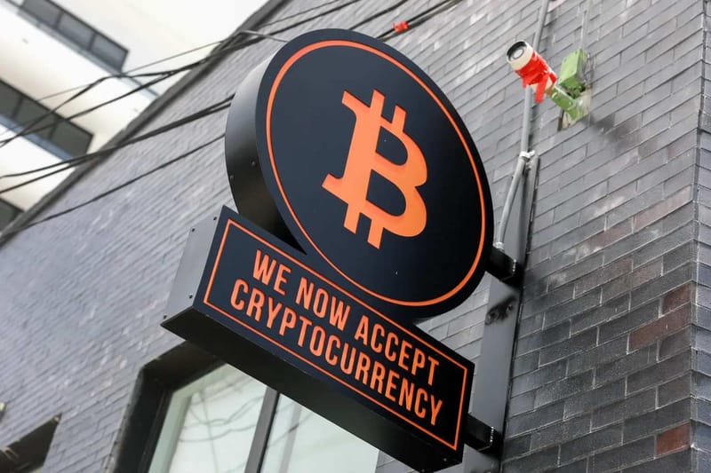 Bitcoin cae por debajo de los 77,000 dólares mientras continúa una cascada masiva de liquidaciones