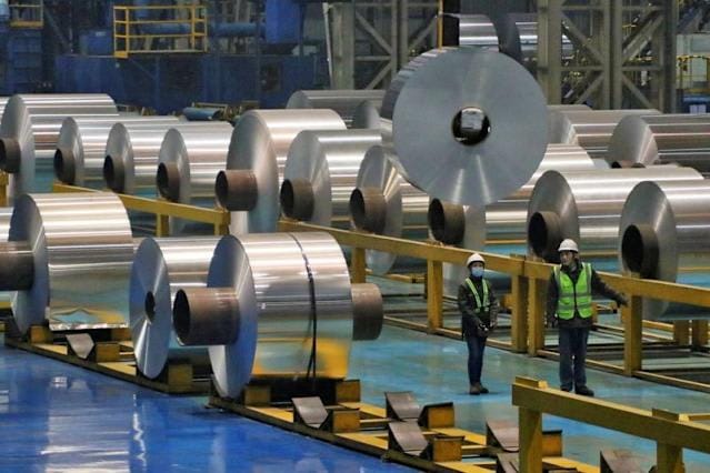 El auge industrial de China oculta el bajo gasto de los consumidores antes de la publicación de datos clave