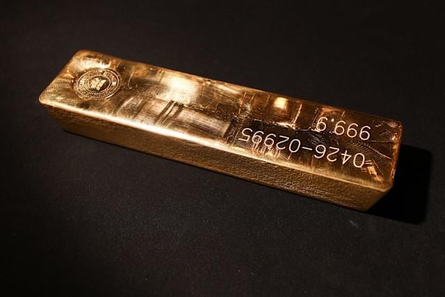 El oro cae hacia los 4,500 dólares mientras las minutas de la Fed revelan disposición para subir las tasas