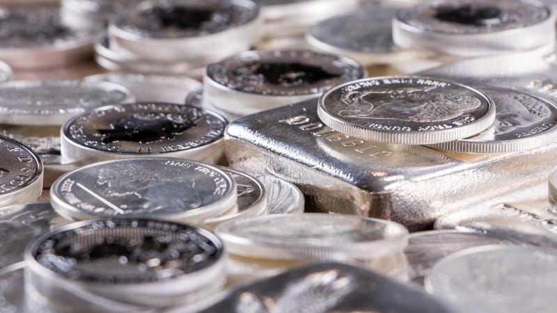 La plata se desploma aproximadamente un 10% mientras los datos de inflación y el aumento de los rendimientos golpean a los metales.