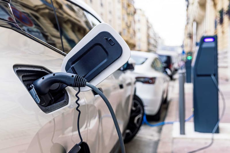 Aumento en las ventas de vehículos eléctricos en Europa impulsado por el alza en los precios del combustible debido a la guerra en Irán