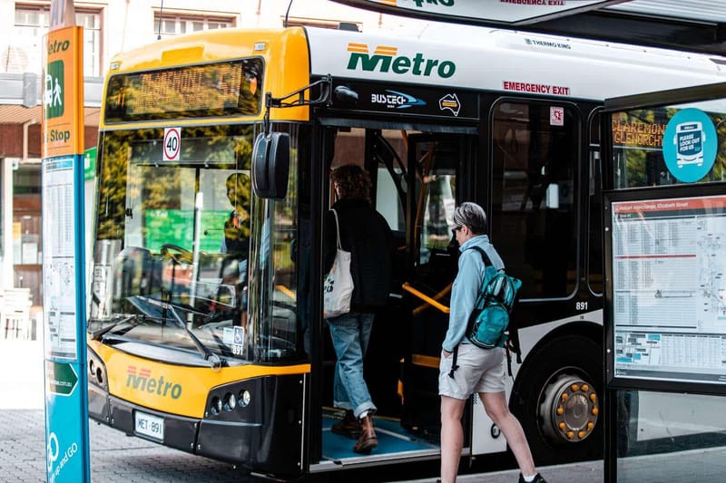 Crisis de combustible empuja a los viajeros hacia autobuses, trenes y ferris