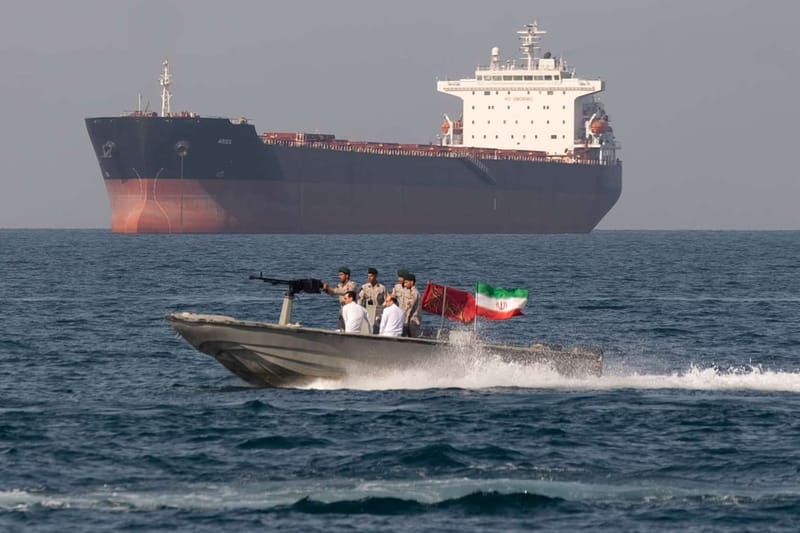 Acuerdos petroleros opacos en el Estrecho de Ormuz ponen a prueba el petrodólar
