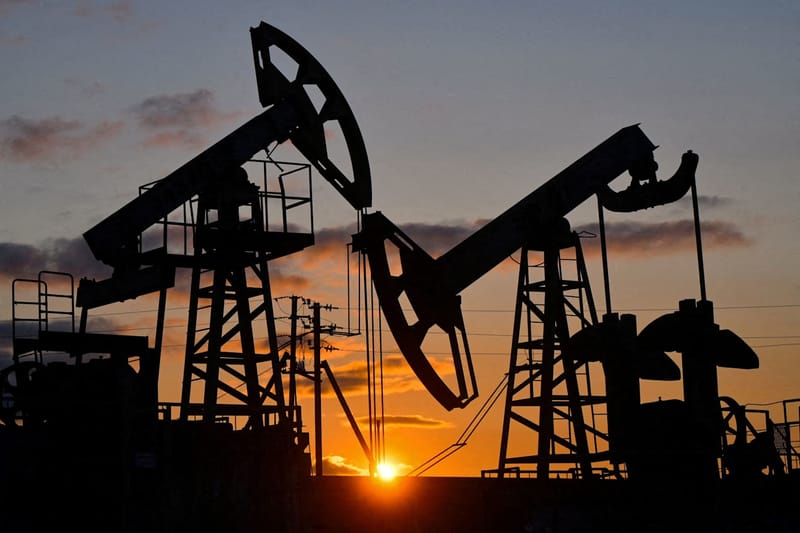Gráfico financiero mostrando el alza en los precios de los combustibles y el barril de petróleo crudo.