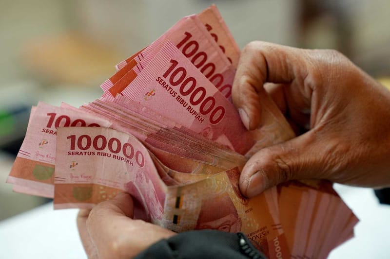 La rupia india e indonesia alcanzan mínimos históricos mientras el petróleo supera los 111 dólares por barril