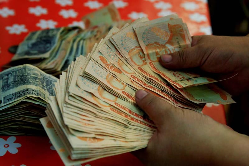 Bolivia abandona 15 años de paridad fija con el dólar y devalúa el boliviano un 30% imagen del post
