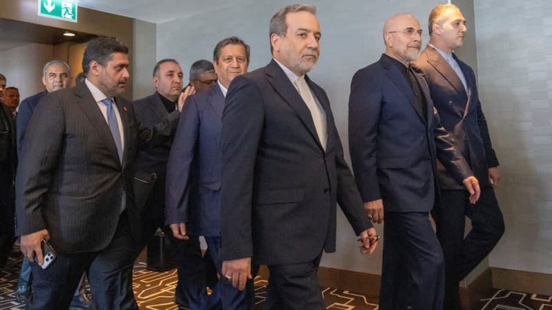 EE. UU. e Irán negocian en Suiza entre las amenazas de Trump y el desaire iraní a la foto conjunta imagen del post