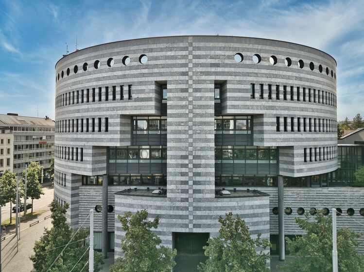 El BIS advierte: inversores minoristas y hedge funds apalancados pueden convertir una corrección bursátil en recesión imagen del post