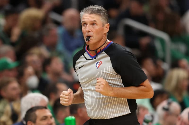 Scott Foster dirigirá el Juego 5 de las Finales NBA: el apodo "El Extensor" que inquieta a Knicks y Spurs imagen del post