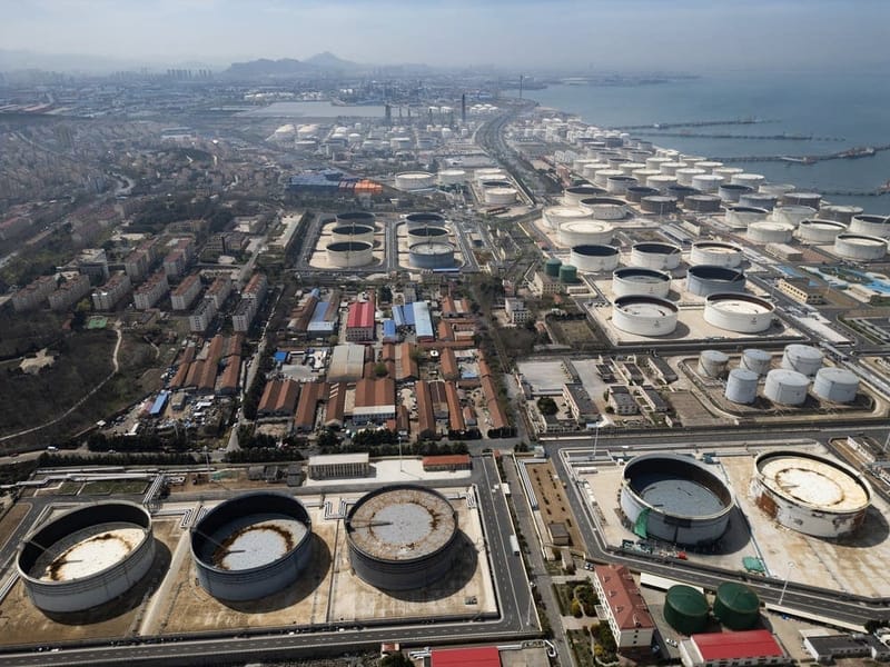 China e India alivian las restricciones al combustible a medida que retrocede el temor por el suministro