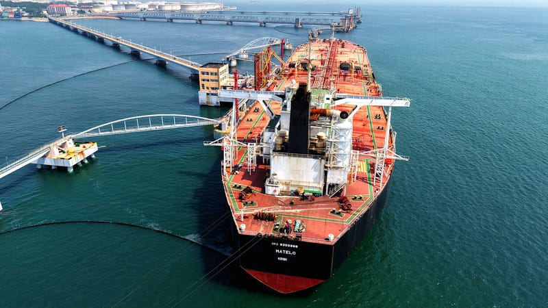 El precio del petróleo sube ligeramente ante el frágil alto el fuego entre EE. UU. e Irán en el estrecho de Ormuz
