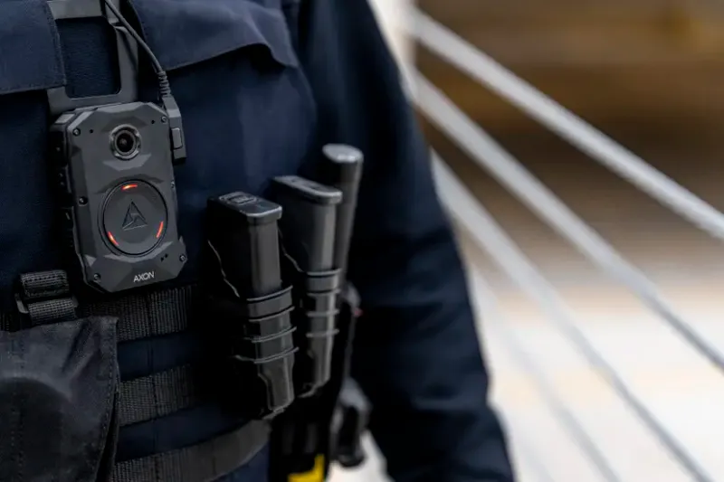 Axon convierte el Taser en IA policial: ingresos crecen +700% y Trump compró acciones antes del contrato ICE de $220M imagen del post