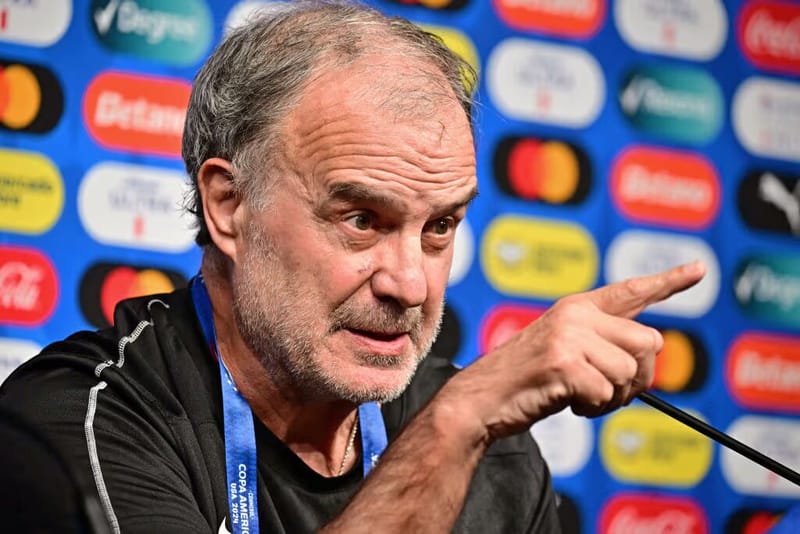 Bielsa DT de Uruguay protesta contra pausas de hidratación, pero ama Playa del Carmen imagen del post